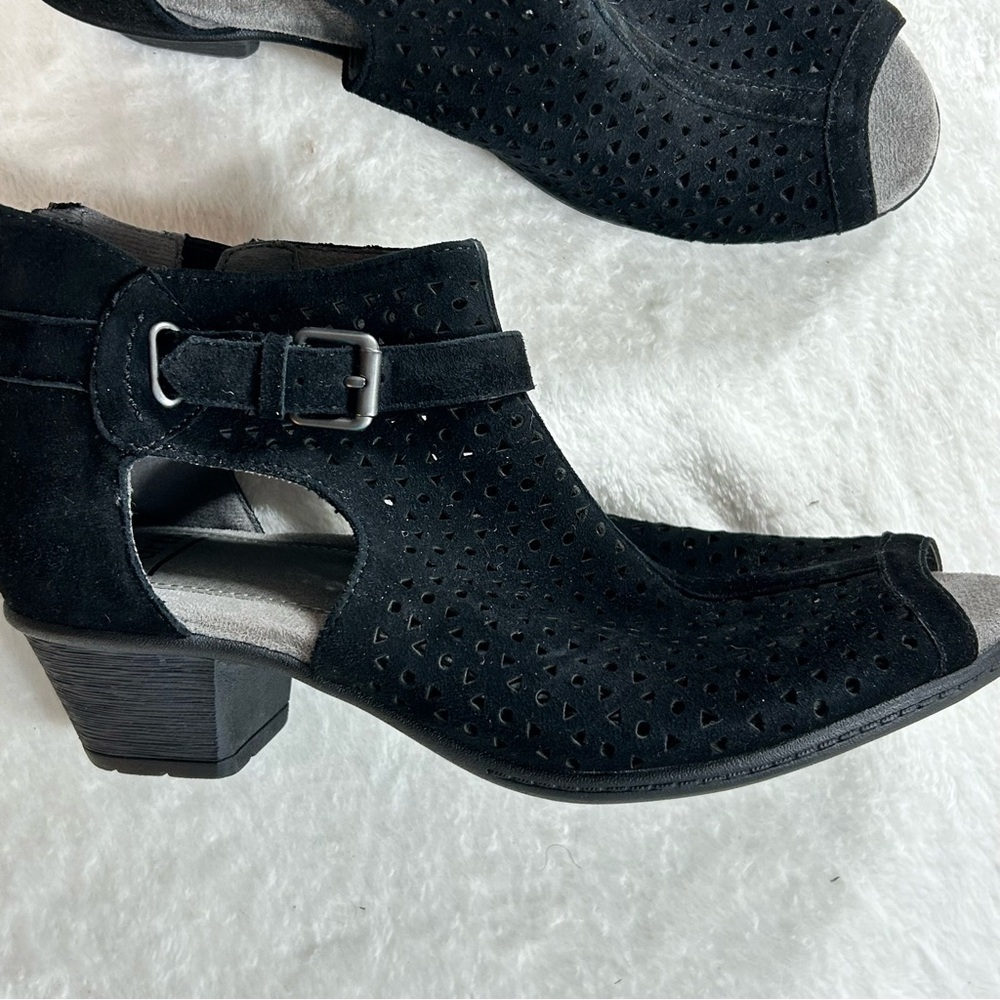 Earth Marietta S-Seren Black Suede Perforated Ankle Booties Peep Toe Zip Size 7 - Picture 2 of 11